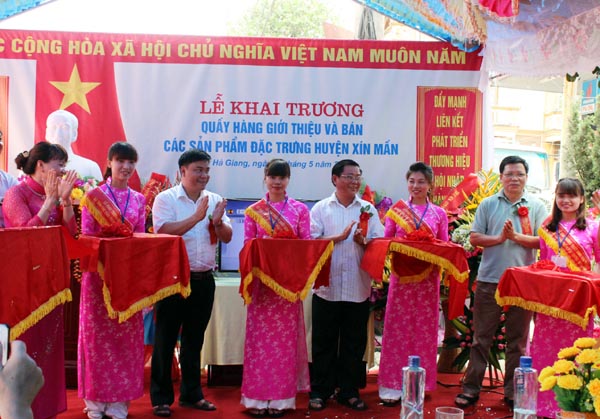 Các đồng chí lãnh đạo cắt băng khai trương quầy hàng giới thiệu và bán sản phẩm đặc trưng huyện Xín Mần.