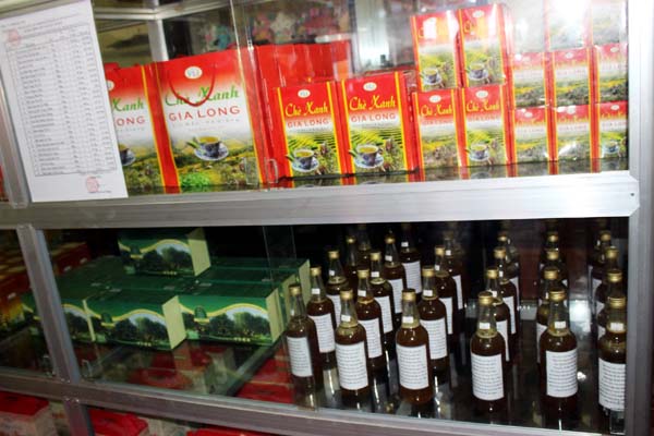 Quầy hàng bày bán đa dạng các sản phẩm đặc trưng của huyện Xín Mần.