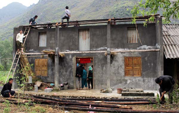 Bà con nhân dân xã Pả Vi giúp nhau khắc phục hậu quả thiên tai.