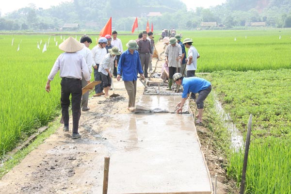 Nhân dân xã Vĩ Thượng tích cực làm đường giao thông nông thôn xây dựng Nông thôn mới.