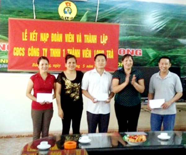 Đồng chí Lò Thị Mỷ, Tỉnh ủy viên, Chủ tịch LĐ LĐ tỉnh tặng quà cho công nhân tại Công ty TNHH 1 thành viên Long Trà.