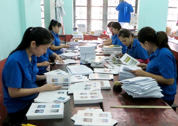 CNLĐ Công ty In trong khâu hoàn thiện sản phẩm.