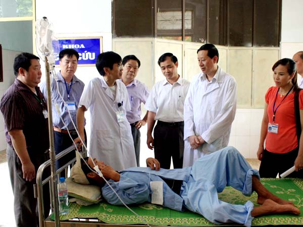 Đồng chí Lương Viết Thuần, Giám đốc Sở Y tế cùng lãnh đạo Chi cục An toàn vệ sinh thực phẩm tỉnh thăm hỏi bệnh nhân đang điều trị tại Bệnh viện ĐKKV huyện Yên Minh. 
