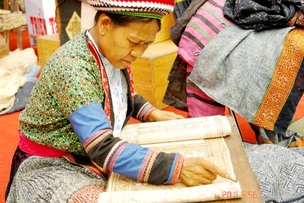 Được sự hỗ trợ từ các nguồn khuyến công, dệt lanh Lùng Tám (Quản Bạ) ngày càng phát triển thương hiệu và sản phẩm.