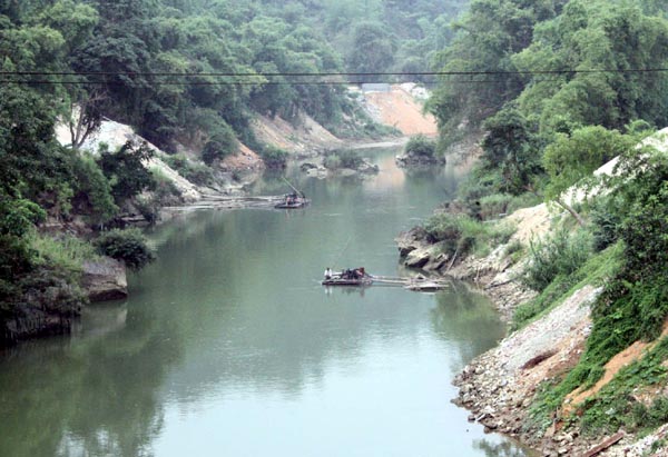 Một điểm khai thác cát ở khu vực cầu Gạc Đì, phường Quang Trung, TPHG, dù  đã hết hạn khai thác, nhưng vẫn hoạt động.