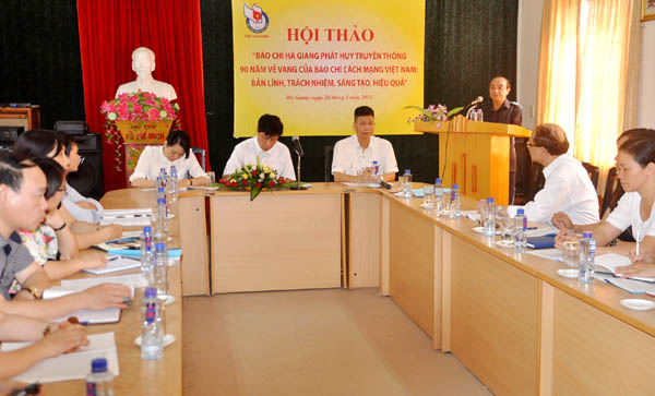 Phó Bí thư Thường trực Tỉnh ủy, Chủ tịch HĐND tỉnh Vương Mí Vàng phát biểu tại hội thảo.