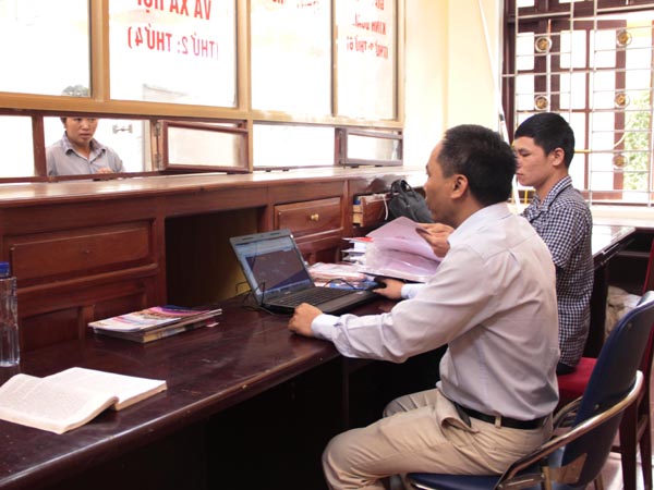 Cán bộ ở bộ phận tiếp nhận và trả kết quả huyện hướng dẫn người dân thực hiện thủ tục cấp Giấy chứng nhận Quyền sử dụng đất.