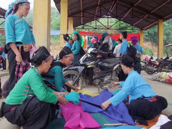 Chợ trung tâm xã Thu Tà - nơi phục vụ giao lưu buôn bán của bà con.
