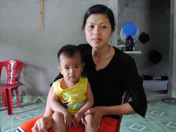  Cháu Dương Chính Hoàng và mẹ là chị Lục Kim Viền tại gia đình.