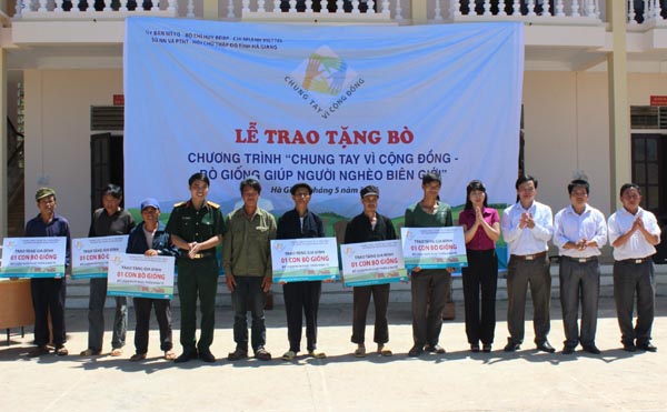 Lãnh đạo Chi nhánh Viettel Hà Giang và lãnh đạo huyện Xín Mần trao biển hiệu tượng trưng cho hộ nghèo các xã vùng biên của huyện Xín Mần.