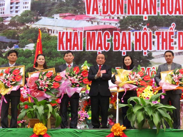 Tập thể, cá nhân đạt thành tích xuất sắc trong các phong trào thi đua nhận Bằng khen của Thủ tướng Chính phủ. 								Ảnh: TƯ LIỆU