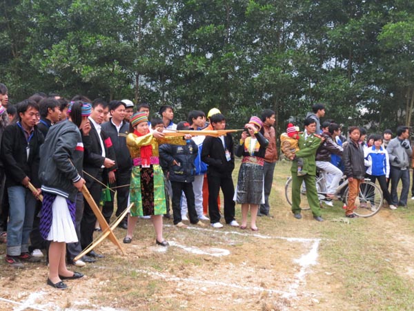 Mô hình chuyển đổi mùa vụ ở xã Lạc Nông mang lại hiệu quả, khuyến khích người dân thi đua lao động sản xuất.