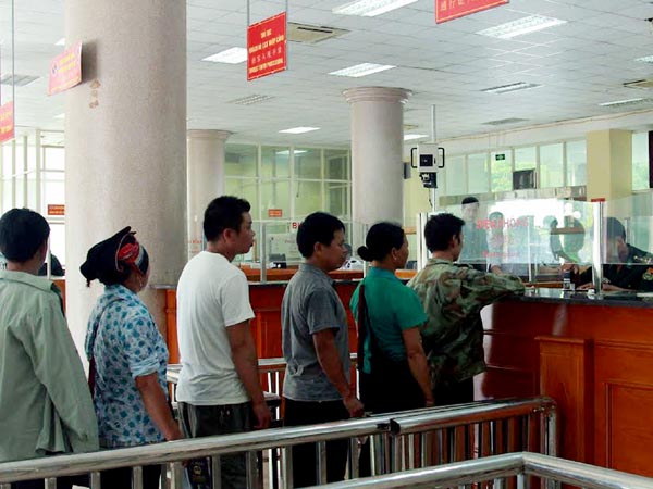 Khách làm thủ tục nhập cảnh tai Cửu khẩu quốc tế Thanh Thủy được kiểm tra thân nhiệt bằng máy đo thân nhiệt tự động.