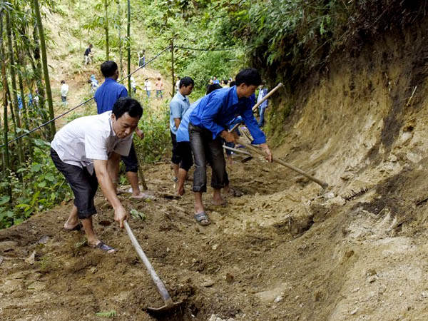 Lãnh đạo huyện Hoàng Su Phì cùng đông đảo đoàn viên thanh niên tham gia nâng cấp đường giao thông đi thôn Ngài Trồ Thượng, xã Thành Tín