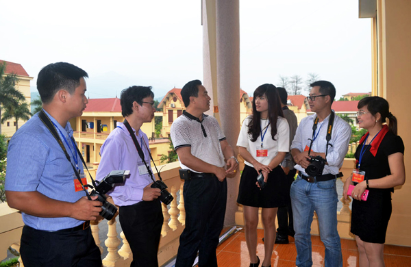 Cán bộ, phóng viên Báo Hà Giang trao đổi nghiệp vụ với phóng viên các báo Đảng tại Hội thảo báo Đảng các tỉnh trung du, miền núi phía Bắc - năm 2015 tại tỉnh Bắc Kạn.