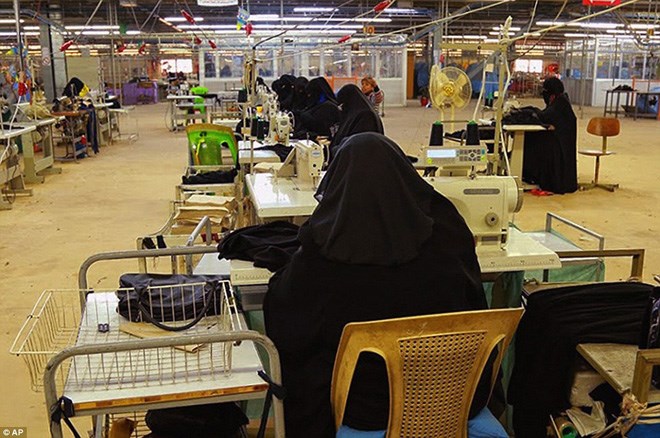 IS đã tuyển dụng phụ nữ vào làm nghề may đồ niqab (dành cho nữ) để đáp ứng yêu cầu mặc các trang phục trùm kín cơ thể phụ nữ