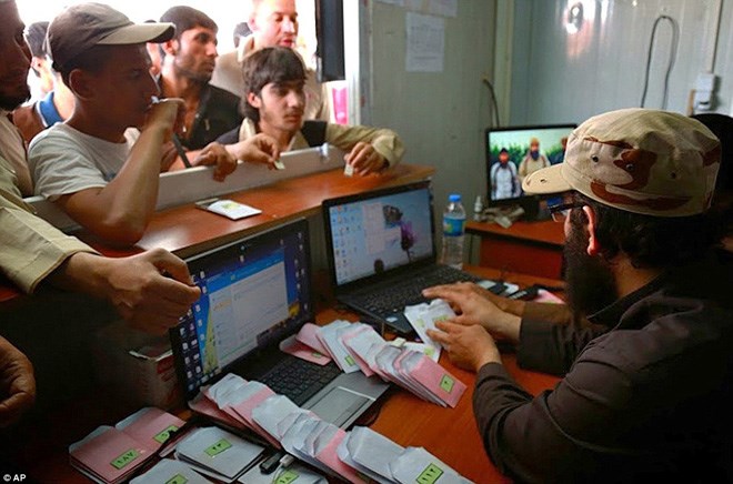 Trong thời gian chiếm đóng, IS chế ra các đĩa CD tuyên truyền được bán cho quảng đại quần chúng