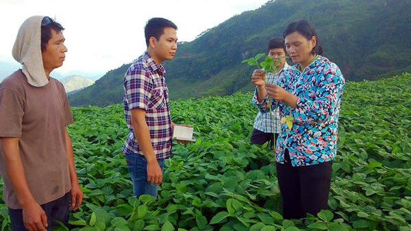 Mỗi chuyến đi cơ sở giúp phóng viên có thêm những trải nghiệm thú vị về cuộc sống. Trong ảnh: Tác nghiệp tại xã Chiến Phố, Hoàng Su Phì. 			Ảnh: HOÀNG NGUYỄN 