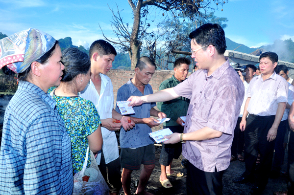 Bí thư Thành ủy Hà Giang Trần Mạnh Lợi trao tiền hỗ trợ cho các gia đình bị cháy nhà.