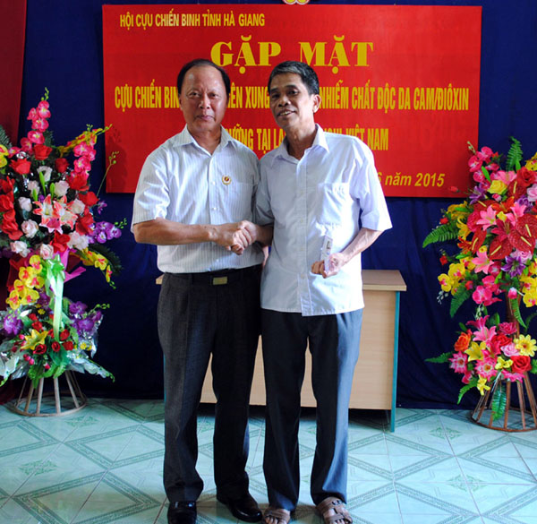 Lãnh đạo Hội CCB tỉnh trao quà tặng của UBND tỉnh cho các CCB tham gia điều dưỡng 