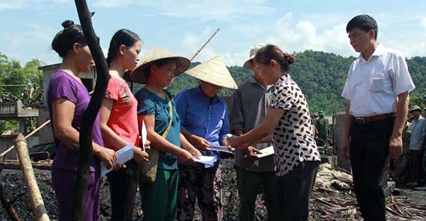 Chính quyền, đoàn thể thăm hỏi, động viên kịp thời các gia đình bị thiệt hại do hỏa hoạn.