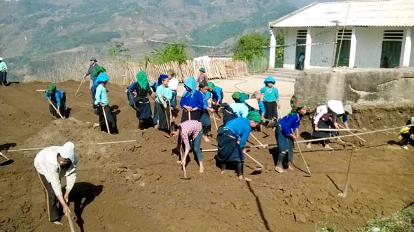 Người dân thôn Đán Khao, xã Bản Ngò cùng nhau san nền làm điểm trường Mầm Non.