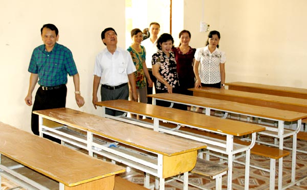 Đồng chí Trần Đức Quý kiểm tra phòng thi tại trường THPT Vị Xuyên.