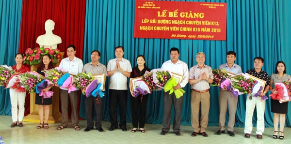 Lãnh đạo Sở Nội vụ trao Giấy khen cho các học viên có thành tích xuất sắc ngạch chuyên viên chính khóa 15.
