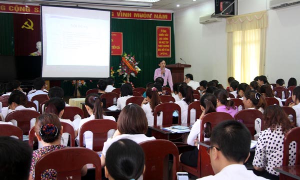 Cán bộ Cục phát hành và kho quỹ - Ngân hàng Nhà nước Việt Nam trình bày kỹ năng nhận biết tiền thật, tiền giả tại lớp tập huấn.