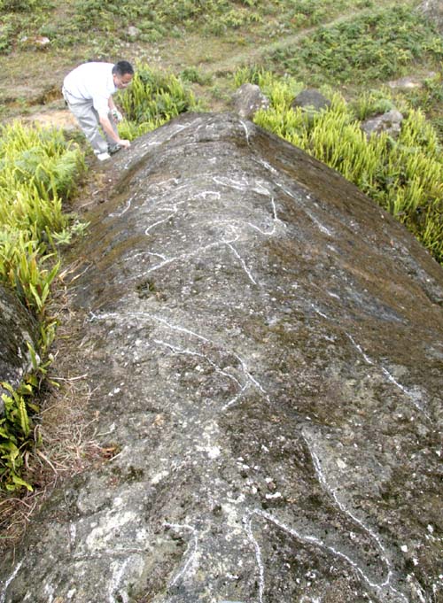 Phiến đá ở vị trí cao nhất trong quần thể bãi đá cổ.