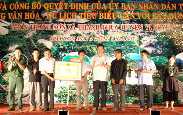 Đồng chí Nguyễn Văn Sơn trao Bằng công nhận Làng Văn hóa Du lịch tiêu biểu cho Đảng bộ, chính quyền xã Thanh Thủy và nhân dân thôn Thanh Sơn.