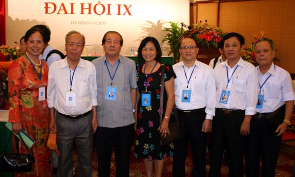 Chủ tịch Hội Nhà văn Việt Nam Hữu Thỉnh (người thứ 3 từ trái sang) với các đại biểu Nhà văn Khu vực phía Bắc.