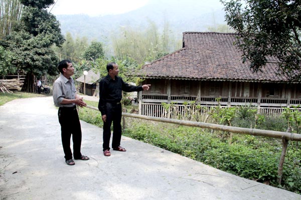 Ông Hoàng Văn Tiền (người bên phải) trên con đường nội thôn Nà Vuồng.