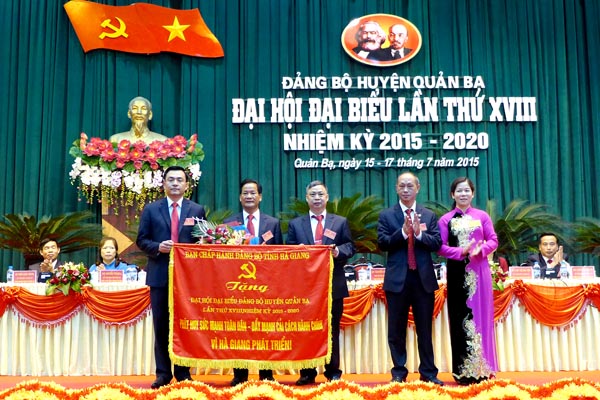 Thay mặt lãnh đạo tỉnh, Phó Chủ tịch HĐND tỉnh trao tặng bức trướng với dòng chữ “Phát huy sức mạnh toàn dân - Đẩy mạnh cải cách hành chính vì Hà Giang phát triển”.