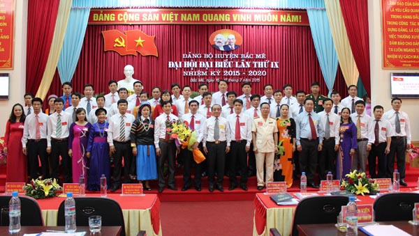 Đồng chí Vương Mí Vàng, Phó Bí thư Thường trực Tỉnh ủy, Chủ tịch HĐND tỉnh tặng hoa chúc mừng BCH Đảng bộ huyện Bắc Mê khóa IX.