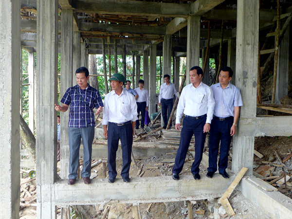 Bí thư Tỉnh ủy Triệu Tài Vinh và Phó Bí thư Tỉnh ủy Nguyễn Đình Khang cùng với các đồng chí lãnh đạo tỉnh kiểm tra tiến độ xây dựng đền Bình An Linh từ tại thôn Lùng Thàng, xã Quyết Tiến (Quản Bạ).