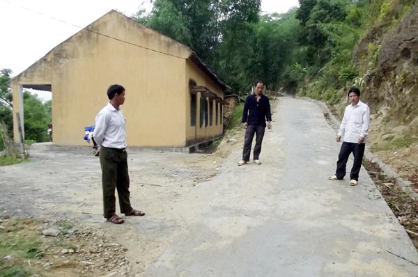 Tuyến đường bê - tông ở thôn Pố Lồ được hoàn thành giúp cho người dân trong thôn đi lại thuận tiện hơn.