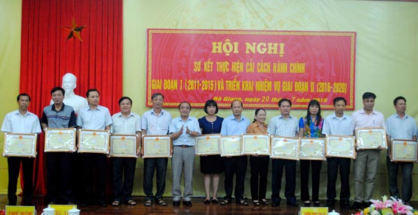 Phó Bí thư Thường trực Tỉnh ủy, Chủ tịch HĐND tỉnh Vương Mí Vàng trao Bằng khen của UBND tỉnh cho các tập thể có thành tích xuất sắc.