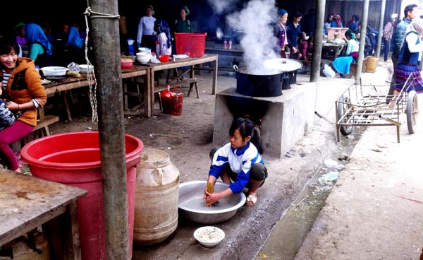 Rửa bát, đũa ngay cạnh rãnh nước toàn rác thải bốc mùi hôi thối ở chợ thị trấn Mèo Vạc, tiềm ẩn nguy cơ mất VSATTP.