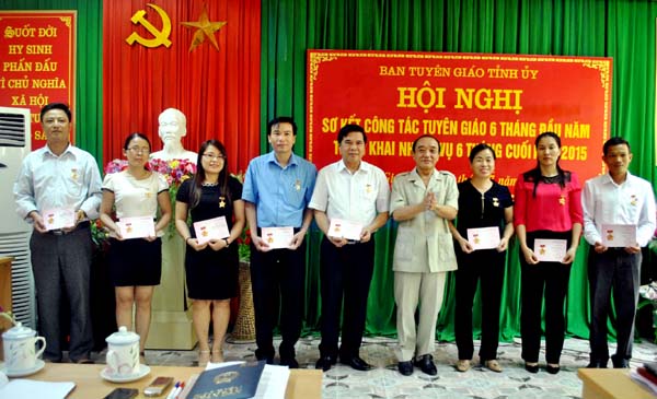 Thừa ủy quyền của BTG Trung ương, đồng chí Vương Mí Vàng, Phó Bí thư Thường trực Tỉnh ủy, Chủ tịch HĐND tỉnh trao Kỷ niệm chương “Vì sự nghiệp Tuyên giáo” cho các cá nhân.