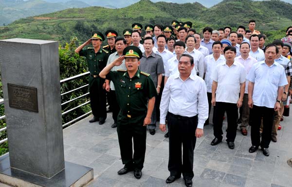 Đồng chí Lê Hồng Anh cùng đoàn công tác thực hiện nghi lễ chào cờ trên đỉnh Cột cờ Lũng Cú