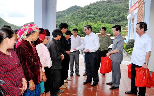 Đồng chí Lê Hồng Anh tặng quà các gia đình chính sách, hộ nghèo xã Lũng Cú;