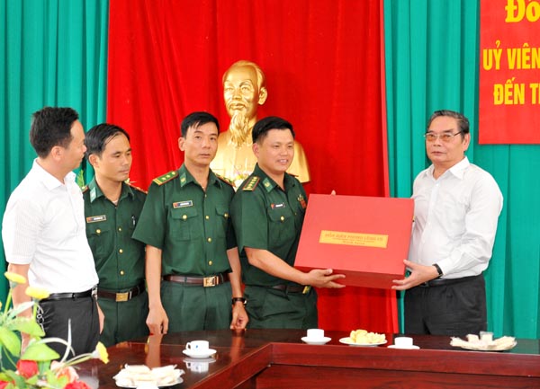 Cán bộ, chiến sỹ đồn Biên phòng Lũng Cú tặng đồng chí Lê Hồng Anh bức cờ được treo trên đỉnh Lũng Cú;