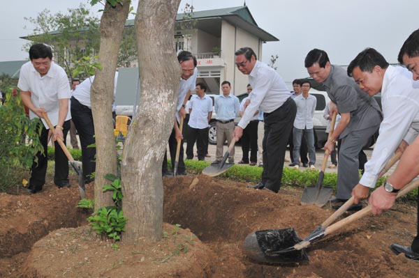 Đồng chí Lê Hồng Anh cùng các thành viên đoàn công tác trồng cây lưu niệm tại khuôn viên Công ty Cổ phần Bình Minh 3;