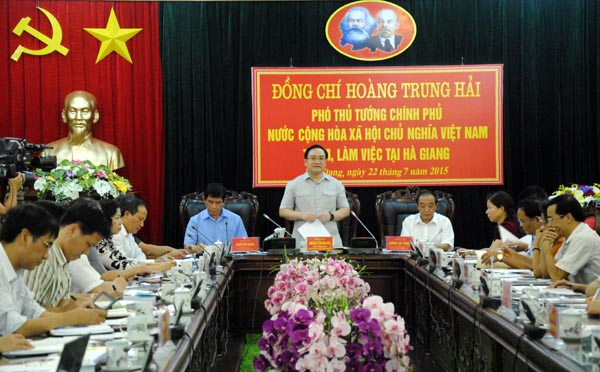 Phó Thủ tướng Chính phủ Hoàng Trung Hải phát biểu tại buổi làm việc với các đồng chí lãnh đạo tỉnh.