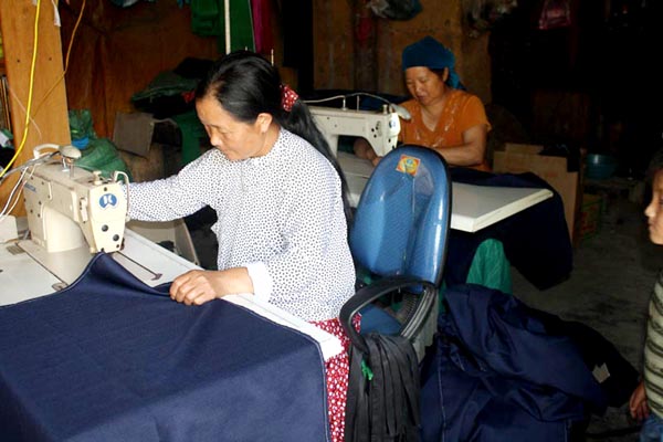 Mô hình may trang phục dân tộc tại thôn Tráng Phúng A, xã Phố Cáo (Đồng Văn).