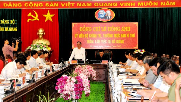 Đồng chí Lê Hồng Anh phát biểu tại buổi làm việc với BTV Tỉnh ủy.