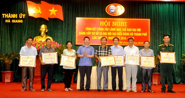 Bí thư Thành ủy Trần Mạnh Lợi trao Giấy khen cho các tổ chức, cá nhân nhân có thành tích xuất sắc đóng góp vào sự thành công của đại hội các cấp Đảng bộ thành phố Hà Giang.