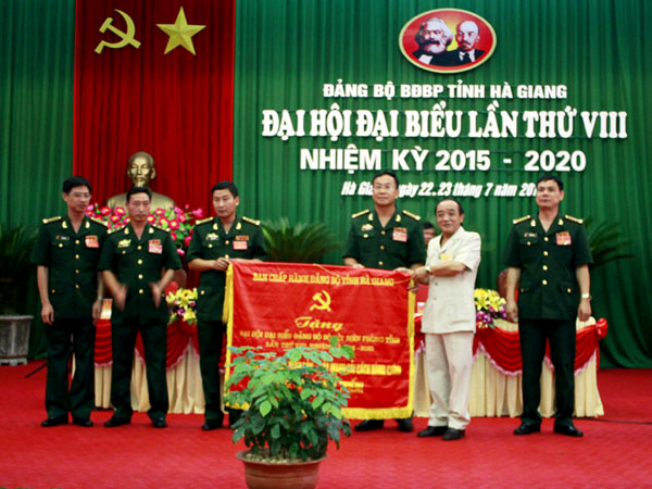 Phó Bí thư Thường trực Tỉnh ủy, Chủ tịch HĐND tỉnh Vương Mí Vàng tặng Đảng hộ BĐBP tỉnh bức trướng của BCH Đảng bộ tỉnh