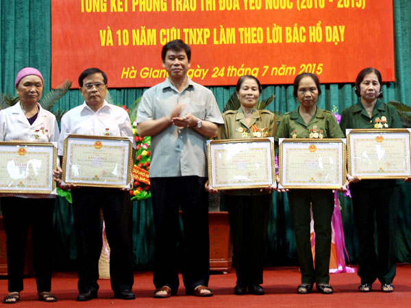 Đồng chí Đàm Văn Bông, Phó Bí thư Tỉnh ủy, Chủ tịch UBND tỉnh trao bằng khen cho các tập thể, cá nhân đạt thành tích xuất sắc phong trào TĐYN.